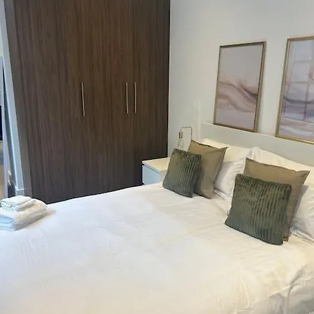 Stylish Spacious Studio, London- Zone 1 Apartment *