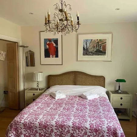 Entire Fully Renovated House In Chiswick W4 Holiday home *