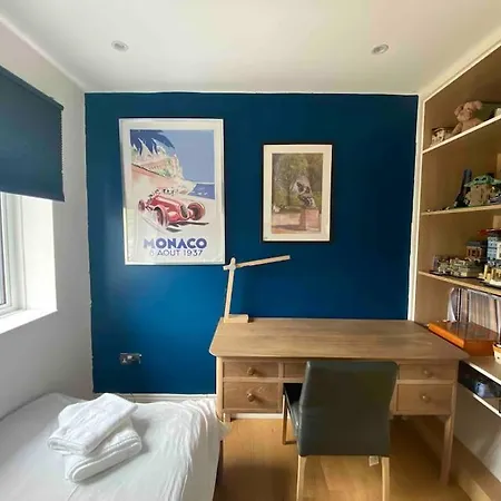 Entire Fully Renovated House In Chiswick W4 *