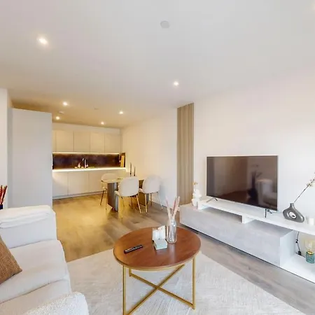 Modernistic 2 Bed - 2 Bath Flat Near Apartment