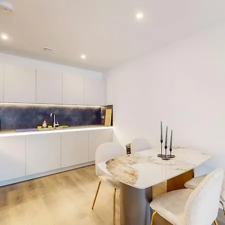 Apartment Modernistic 2 Bed - 2 Bath Flat Near
