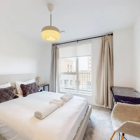Modernistic 2 Bed - 2 Bath Flat Near London
