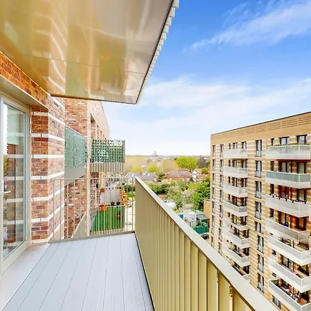 Modernistic 2 Bed - 2 Bath Flat Near London