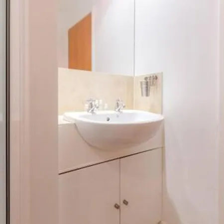 Holland Park 2 Bed Flat By Basetogo