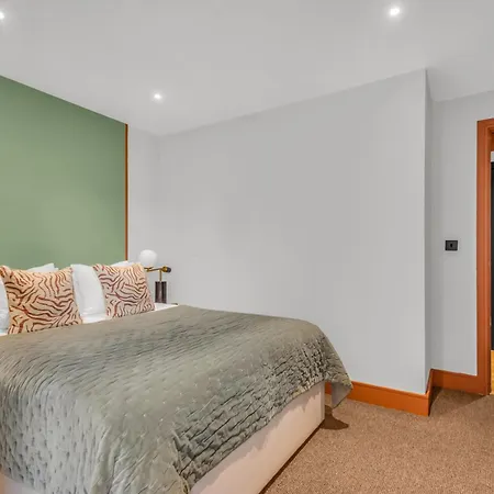 Apartament Mysquare Two Bedroom In Limehouse Londyn