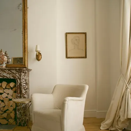Chic In Londons Core Apartment