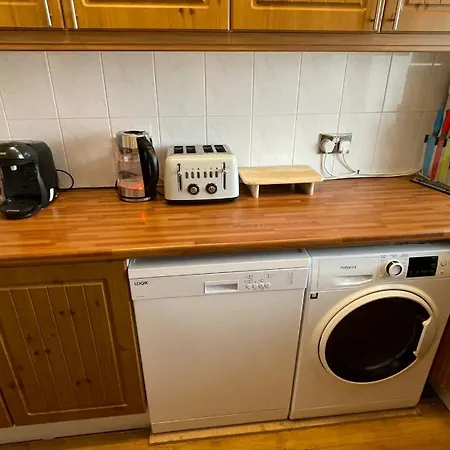 2 Bedrooms 2 Stations *
