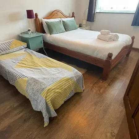 2 Bedrooms 2 Stations * Londen