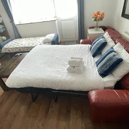 2 Bedrooms 2 Stations * Londen