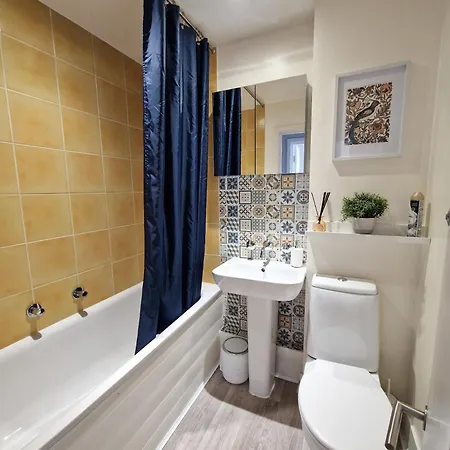 Apartment 1-bed Apartment, Close To Kensington Olympia With Free Wi-fi & Netflix *