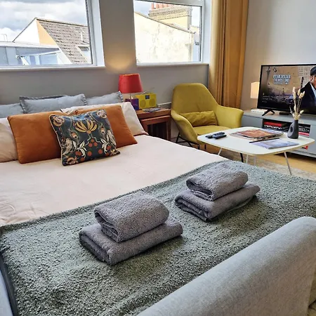 Apartment 1-bed Apartment, Close To Kensington Olympia With Free Wi-fi & Netflix London