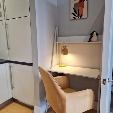 Apartment 1-bed Apartment, Close To Kensington Olympia With Free Wi-fi & Netflix