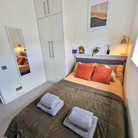 Apartment 1-bed Apartment, Close To Kensington Olympia With Free Wi-fi & Netflix *