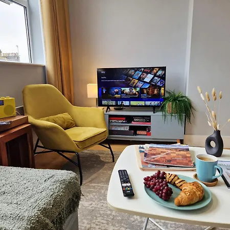 1-bed Apartment, Close To Kensington Olympia With Free Wi-fi & Netflix London