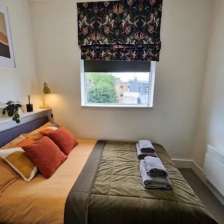 1-bed Apartment, Close To Kensington Olympia With Free Wi-fi & Netflix