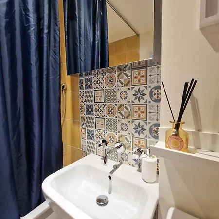 Apartment 1-bed Apartment, Close To Kensington Olympia With Free Wi-fi & Netflix *