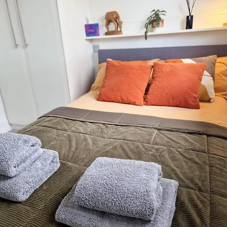 1-bed Apartment, Close To Kensington Olympia With Free Wi-fi & Netflix London