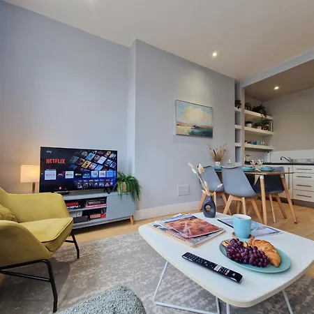1-bed Apartment, Close To Kensington Olympia With Free Wi-fi & Netflix *