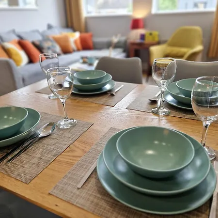 Apartment 1-bed Apartment, Close To Kensington Olympia With Free Wi-fi & Netflix London