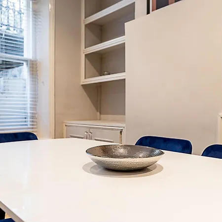Beautiful Two Bedroom Abode In Notting Hill Apartment
