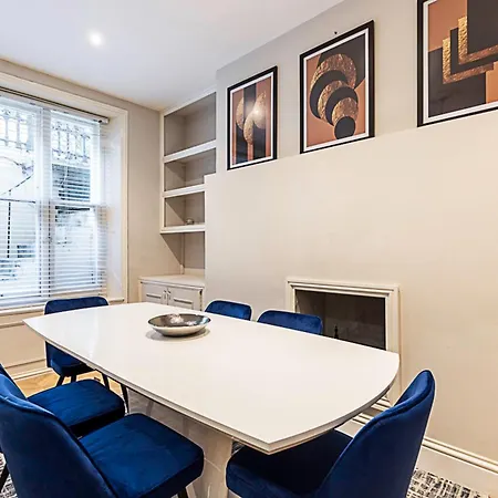 Beautiful Two Bedroom Abode In Notting Hill Apartment *