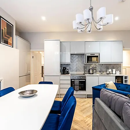 Beautiful Two Bedroom Abode In Notting Hill Apartment