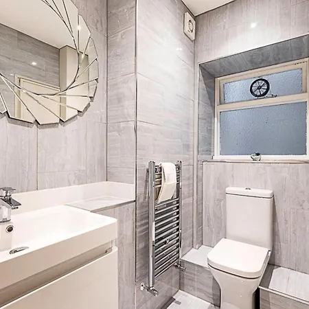 Beautiful Two Bedroom Abode In Notting Hill Apartment *