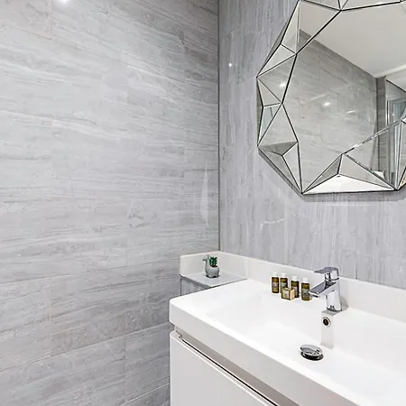 Beautiful Two Bedroom Abode In Notting Hill Apartment London