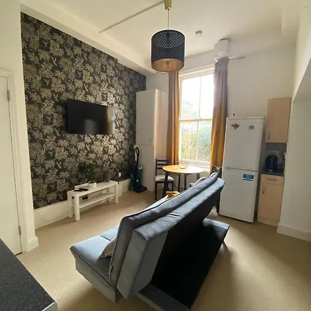 Bustling Western Apartment *