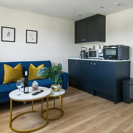 Chic One Bedroom With Free Wifi Apartment *