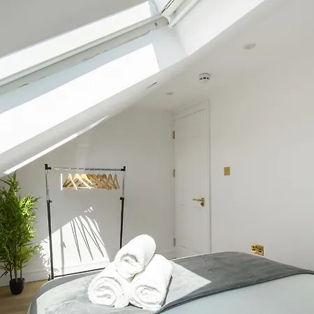 Chic One Bedroom With Free Wifi Apartment *