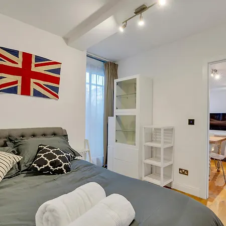 Chic Near Tower Bridge Apartment