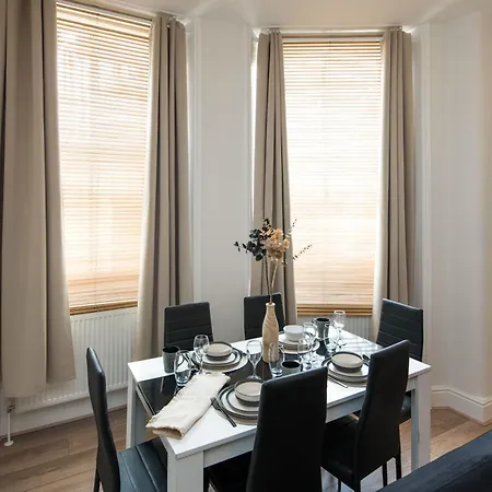 Gloucester Rd-southkensington-hydepark-harrods-g13 * London