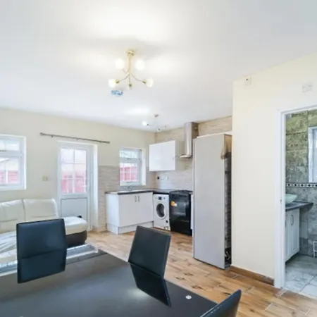 Guest In House - Isleworth, Middlesex * Isleworth