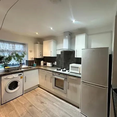 Apartment Barking Bliss-2 Bedroom,2 Bath, A Short Distance To Barking Station *