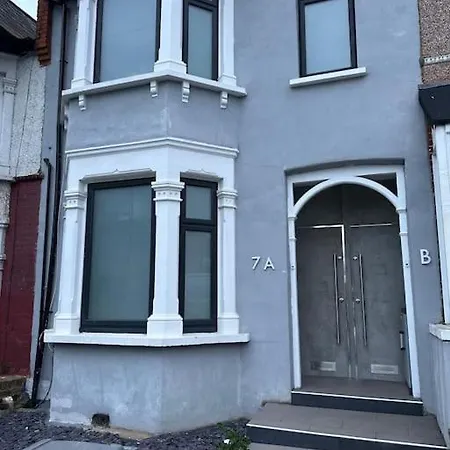 2 Bedroom Flat Wembley Apartment London