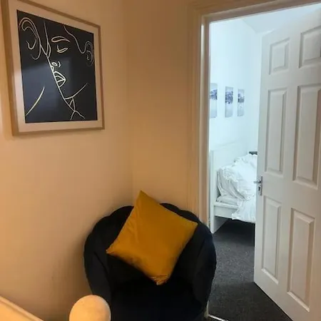 House By Araminta Houslow * Hounslow