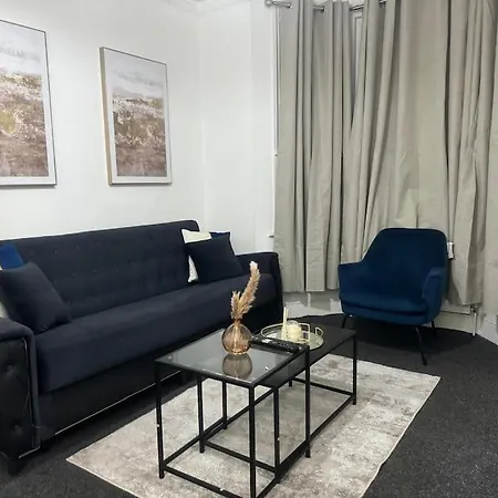 House By Araminta Houslow Apartment Hounslow