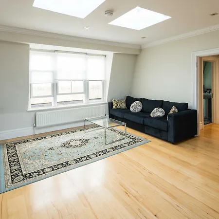 Kensington Skyline Penthouse 아파트
