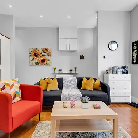 Stylish & Modern St Johns Hill Apartment London