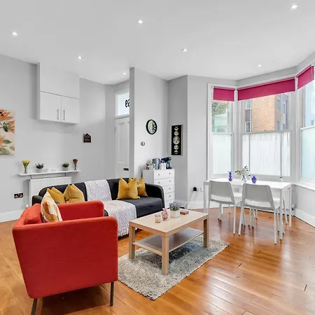 Apartment Stylish & Modern St Johns Hill London