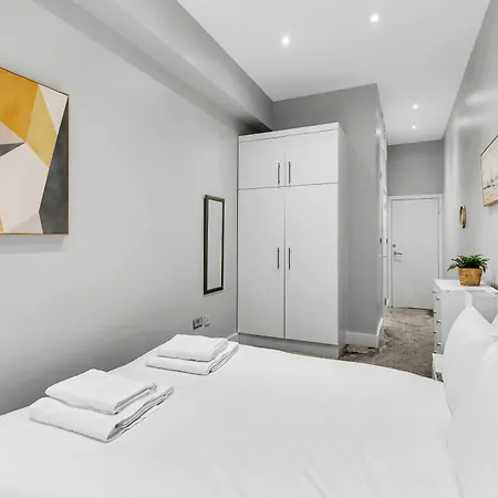 Stylish & Modern St Johns Hill Apartment London