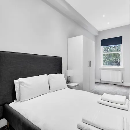 Stylish & Modern St Johns Hill Apartment London