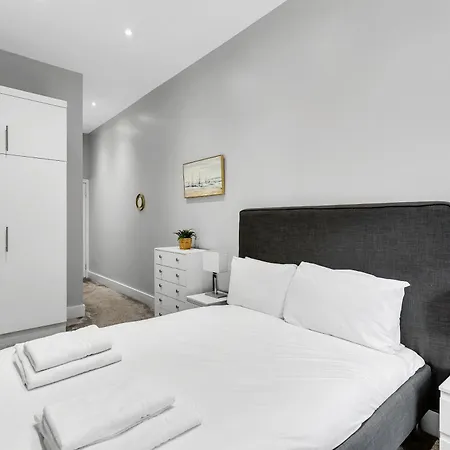 Stylish & Modern St Johns Hill * London