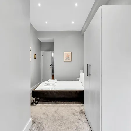 Stylish & Modern St Johns Hill Apartment