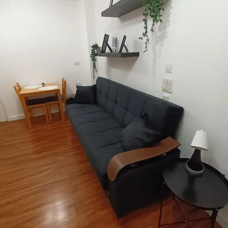 Flat On Market Street, Tube Station Is Very Close, Near Wembley And London Apartment