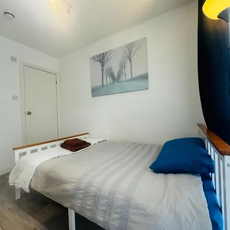 Cosy Bedroom With Private Bathroom Ensuite In Canary Wharf E14 Only 1 Stop To Excel And O2 For Short Or Long Let In Canary Wharf, Less Than An Hour From Heathrow, Stansted And Gatwick Airport Guest house London