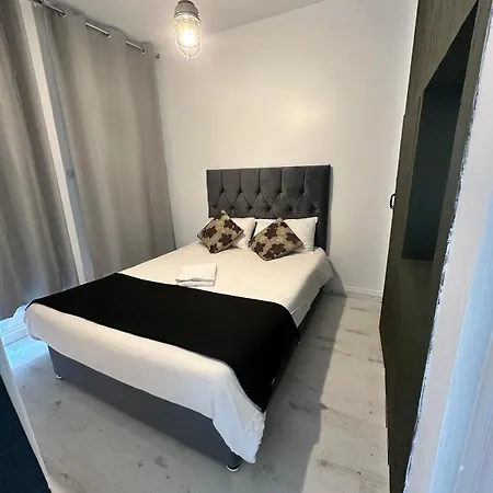 2 Bedroom Flat Wembley Apartment London