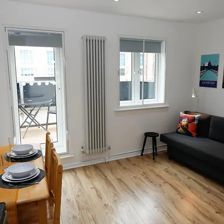 New Luxury In Next To Shops, Cafes, Bars & Metro