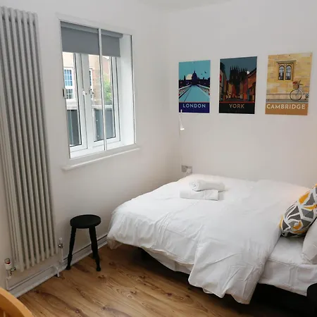 Apartment New Luxury In Next To Shops, Cafes, Bars & Metro London